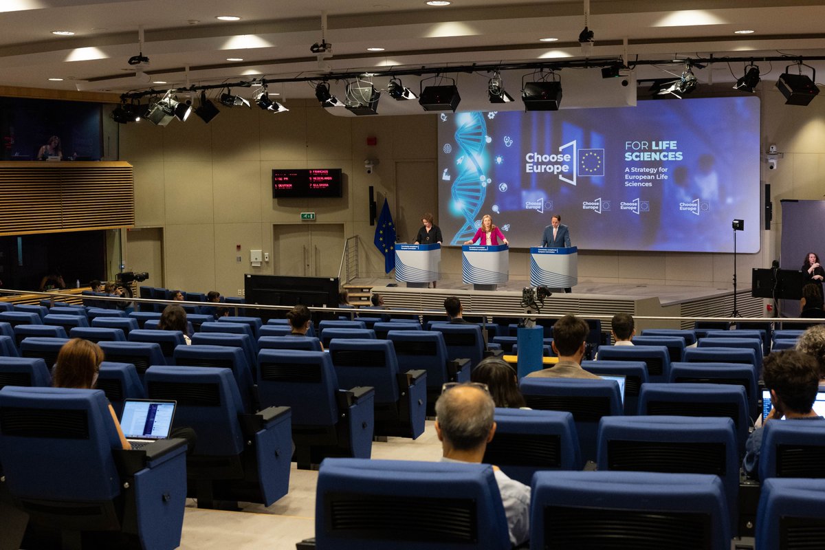 OliverVarhelyi's tweet photo. New life sciences strategy with our offer to make 🇪🇺 the global leader by 2030
Essential support on trade, investment &amp; innovation challenges for industries to this global race.
Need to deliver state-of-the-art therapies quicker &amp; easier to patients &amp; personalised health choices. https://t.co/IfcuEB9Ktk