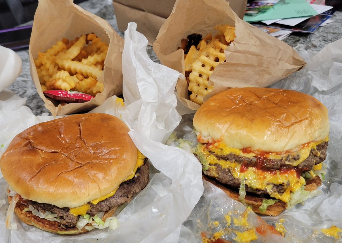 🤗🤗
"D*mnnnnn. Burger detour did not disappoint! Waffle and crinkle fries were on point! The burger was also good as well. Not to mention the detail to the drinks!" 📸 : Dan S