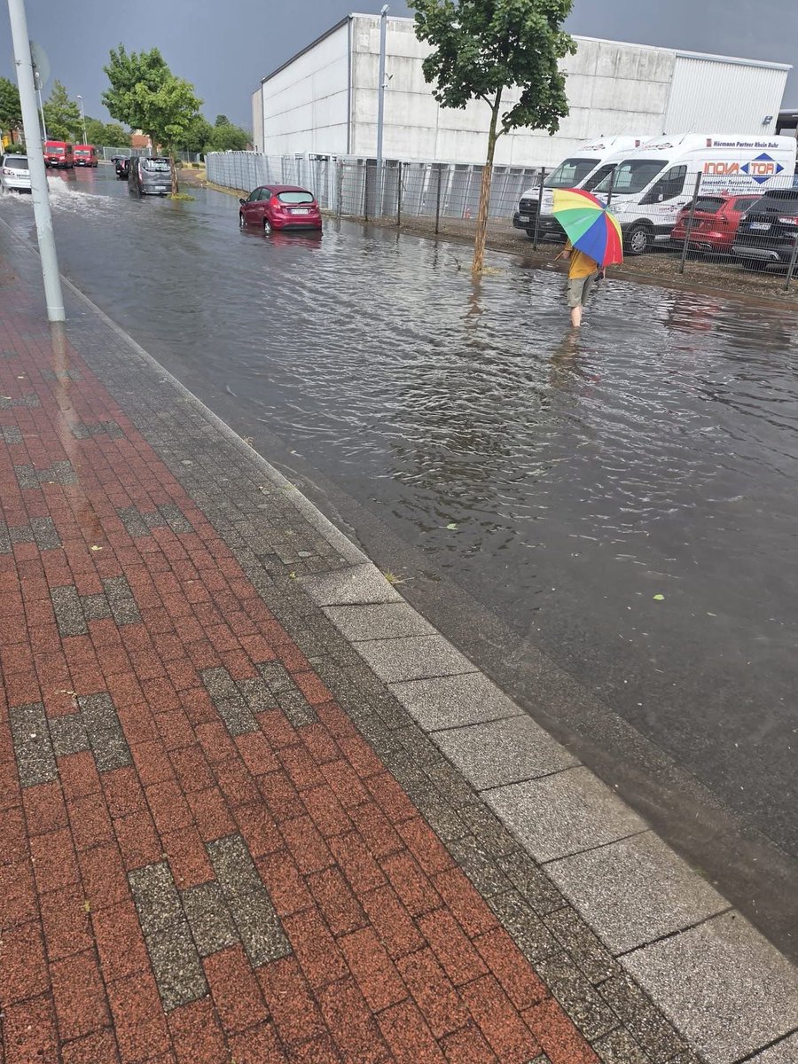 +++ UPDATE +++
📍Krefeld
Durch den Starkregen wurden zahlreiche Straßen überflutet. 
<a href="/Kachelmannwettr/">Kachelmannwetter</a> 
<a href="/sturmwetter1703/">Sturmwetter</a> 
#Krefeld #Unwetter #Wetter