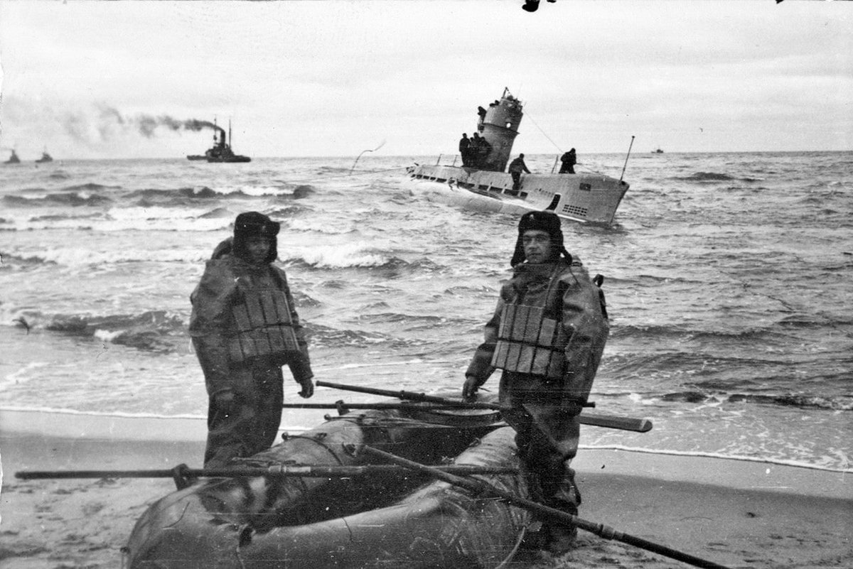 ORP Kaszub M100 w grudniu 1957 wszedł na mieliznę, Mierzeja Wiślana koło Krynicy Morskiej. Inne zdjęcie miałem zapodać, ale sie zawieruszyło, znowu bede musiał iść w te moje przepastne magazyny folderów, a tam sie można pogubić, i zostanę gdzieś w latach 60tych. #LWP #ColdWar