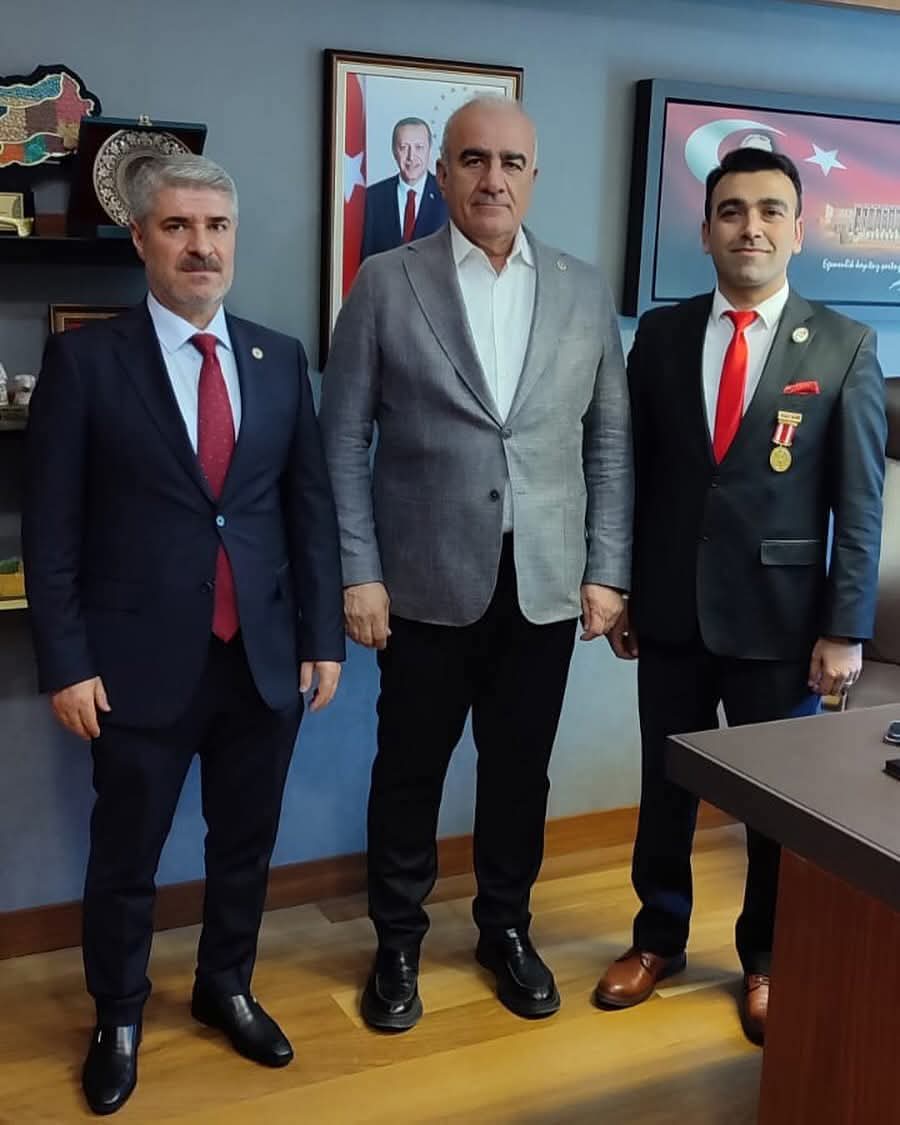 Besni Belediyesi (@besnibeltr) on Twitter photo Besni Belediye Başkanımız Sn <a href="/AlkanResit02/">Reşit Alkan</a>,Er, Şehit ve Gaziler Platformu Başkanı, hemşehrimiz Gazi Okan Özalp ile birlikte AK Parti Adıyaman Milletvekilimiz Sn <a href="/HuseyinOzhan_/">Hüseyin Özhan</a>'ı ziyaret etti.
Hoş sohbet ve misafirperverliğinden dolayı Sayın vekilimize teşekkür ediyoruz.
#Besni Besni Belediye Başkanımız Sn <a href="/AlkanResit02/">Reşit Alkan</a>,Er, Şehit ve Gaziler Platformu Başkanı, hemşehrimiz Gazi Okan Özalp ile birlikte AK Parti Adıyaman Milletvekilimiz Sn <a href="/HuseyinOzhan_/">Hüseyin Özhan</a>'ı ziyaret etti.
Hoş sohbet ve misafirperverliğinden dolayı Sayın vekilimize teşekkür ediyoruz.
#Besni