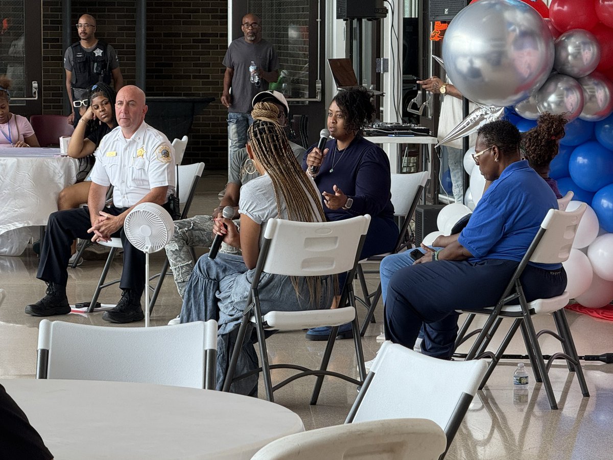 ChicagoCOPA's tweet image. Today COPA Interim Chief Administrator LaKenya White participated in a Know Your Rights discussion and Independence Day Celebration with @phalanxfam at Julian High School in the Washington Heights Neighborhood. Have a safe and happy 4th of July!