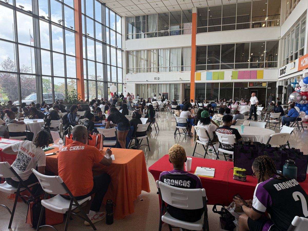 ChicagoCOPA's tweet image. Today COPA Interim Chief Administrator LaKenya White participated in a Know Your Rights discussion and Independence Day Celebration with @phalanxfam at Julian High School in the Washington Heights Neighborhood. Have a safe and happy 4th of July!