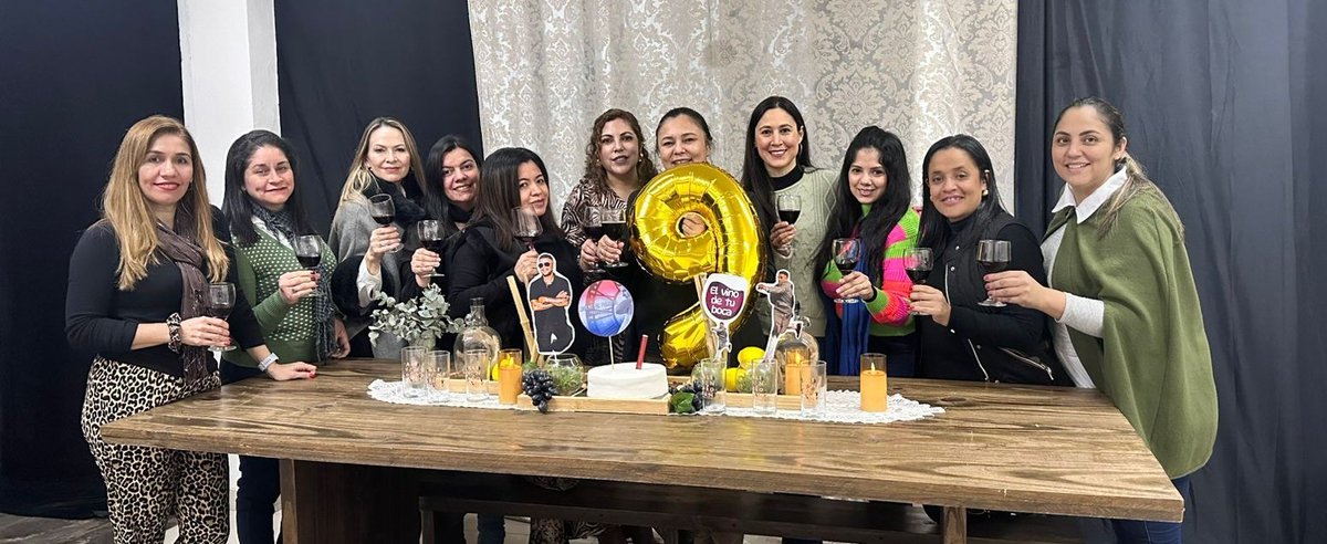 sanzparadisepy's tweet photo. 9 años de caminar juntas de tu mano @alejandrosanz, sin soltarnos ni un instante, una amistad a prueba de balas que se fortalece con el paso del tiempo. 
Nos emociona brindar, anhelando cumplir muchos años más, junto a ti, el protagonista de esta bella historia.  Brindamos Ale?🥂 https://t.co/UirIsqABn0