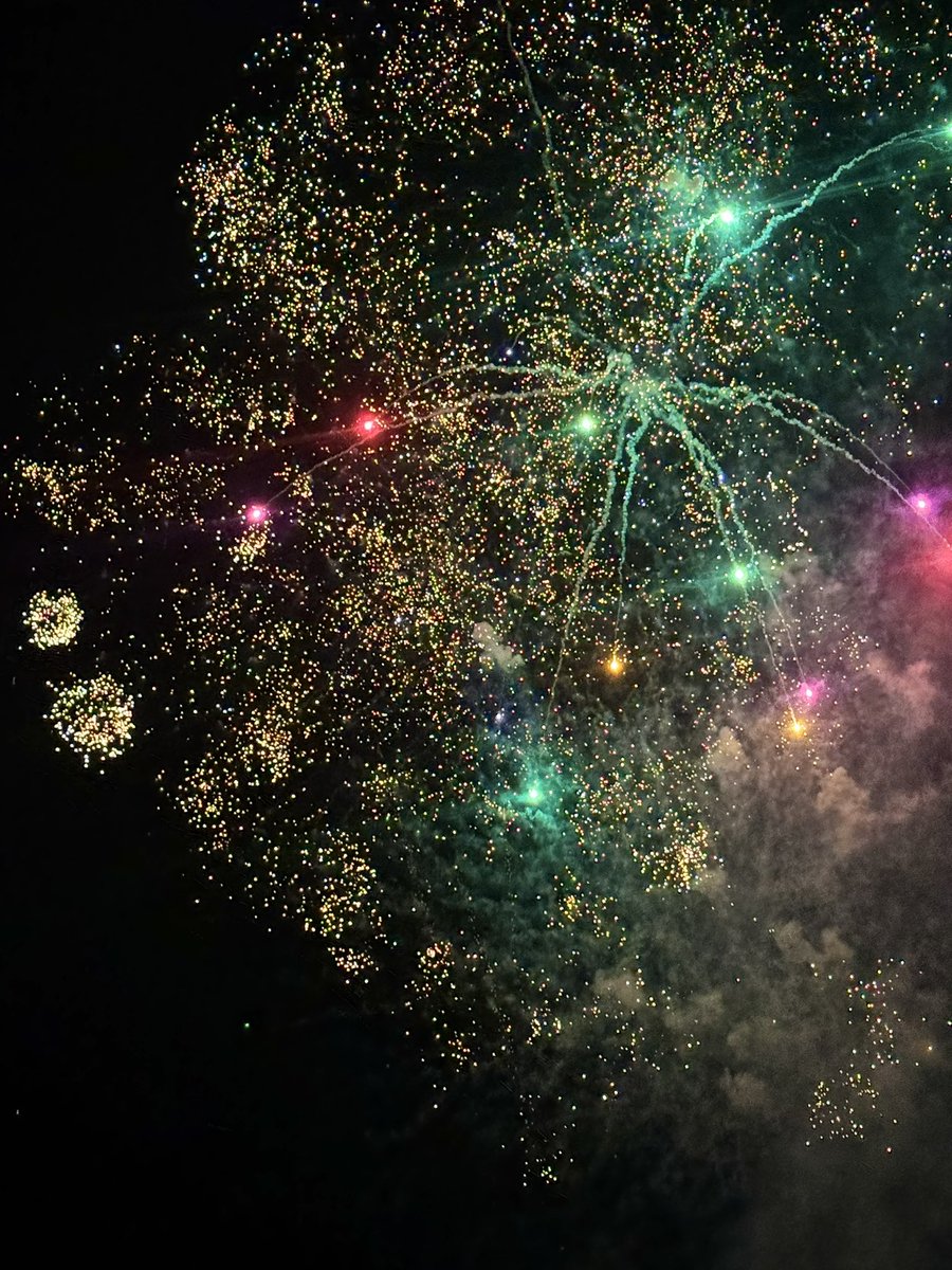 chefknife88's tweet image. Went to a Fireworks Show last night in My Moms Town! iPhone not to shabby catching photos 😎🤓🤙🏻
Happy 4th week 🥳🥳🤪😎