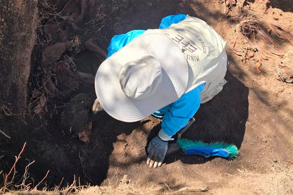 infopaispe's tweet image. #AYACUCHO En Huanta, la Fiscalía de DD.HH. exhumó restos que serían de Paulina, Emilia y María Tincopa Ñaupari, asesinadas en 1984 por presuntos marinos en Huamanccacca. Emilia fue baleada; a Paulina y María las degoll4ron. Serán analizados en el Laboratorio Forense de Ayacucho.