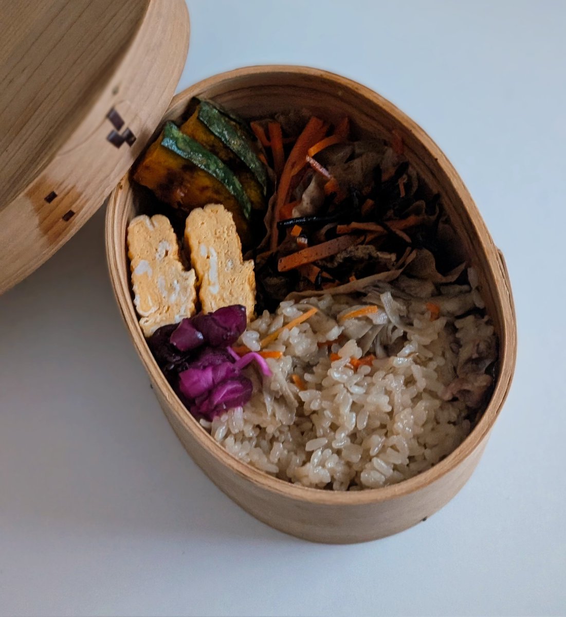 今日の夫のお弁当。
穏やかに、楽しい1日になるよう努めたい。