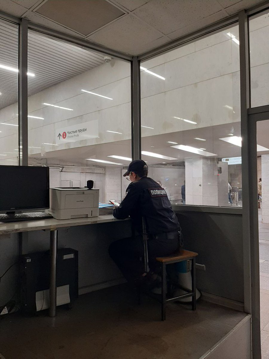 Москвичку, повесившую на входе станции «Таганская» фрагмент рассказа Варлама Шаламова, спустя две недели задержали в метро 

Об этом Любовь Лукашенко сообщила правозащитному проекту «ОВД-Инфо».

Свою акцию Лукашенко провела 19 июня, приурочив ко дню рождения Шаламова, отсидевшего