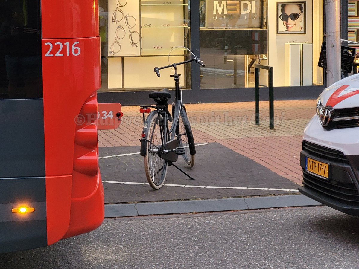 Botsing tussen fietser en lijnbus in Bussum