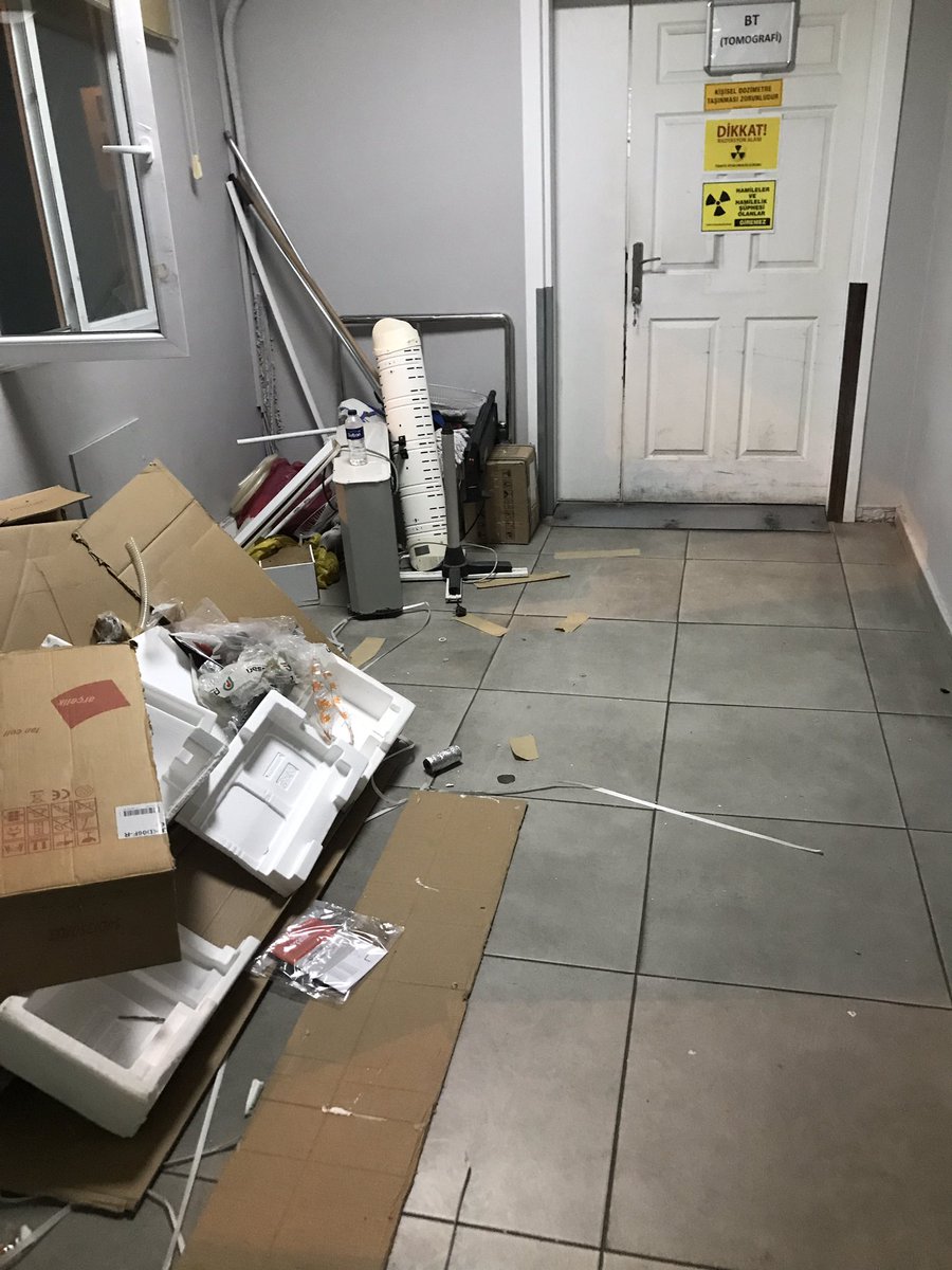 _aliserbest_'s tweet photo. @ZelenaDzamija Size bir Tr manzarası sunayım mı anlık !Burası Bakırköy Mazhar Osman Eğitim ve araştırma hastanesi. Kedi aşırı pis, hayvanı alıştırmışlar. Gelen hastalar hep enfeksiyona hassas kişiler. Belli ki alıştırmışlar. MR odasında da gördüm. Ve sonraki fotoğraflar.. Afrika da göremezsin https://t.co/QxqRJYd9y9