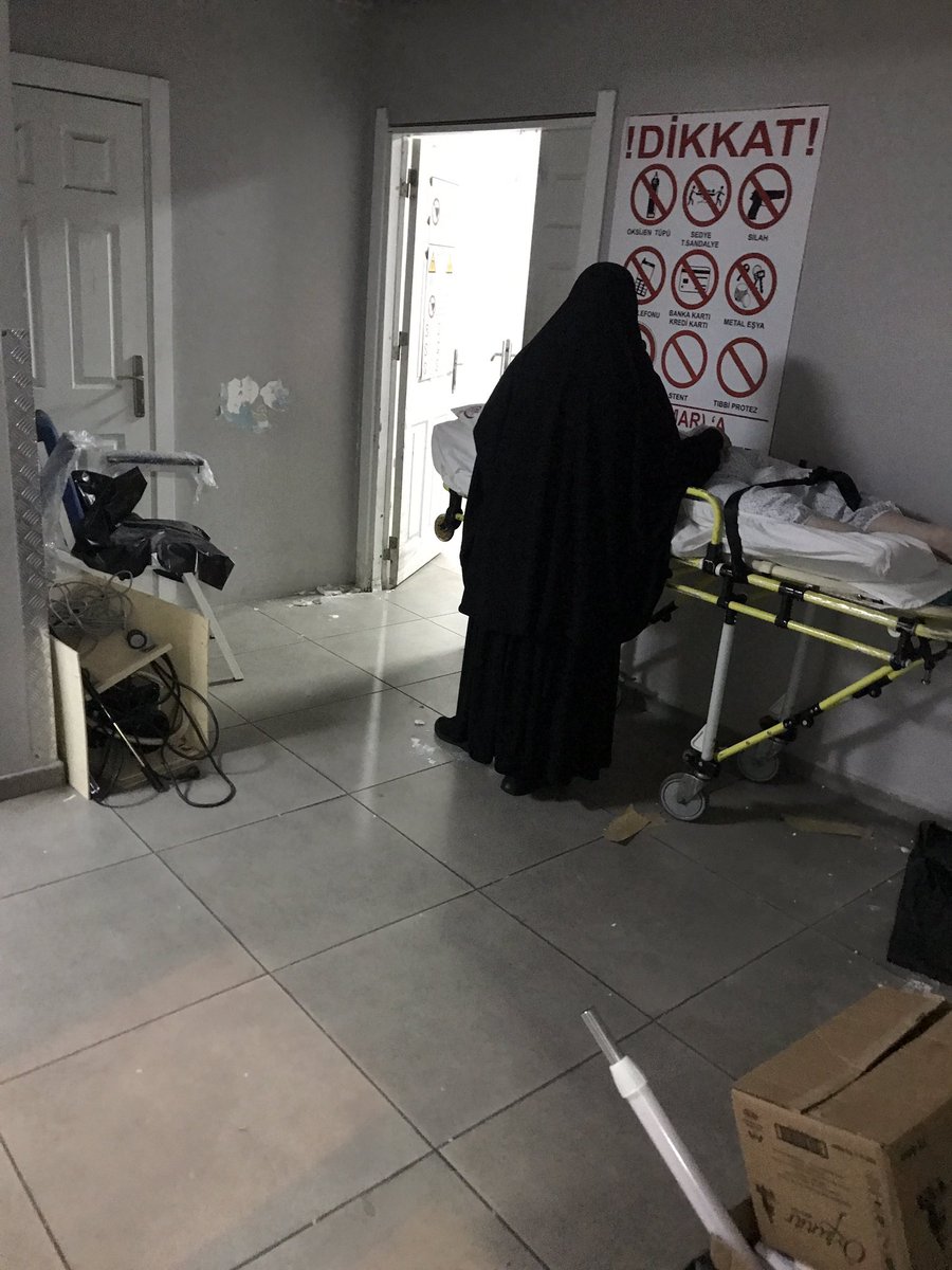 _aliserbest_'s tweet photo. @ZelenaDzamija Size bir Tr manzarası sunayım mı anlık !Burası Bakırköy Mazhar Osman Eğitim ve araştırma hastanesi. Kedi aşırı pis, hayvanı alıştırmışlar. Gelen hastalar hep enfeksiyona hassas kişiler. Belli ki alıştırmışlar. MR odasında da gördüm. Ve sonraki fotoğraflar.. Afrika da göremezsin https://t.co/QxqRJYd9y9