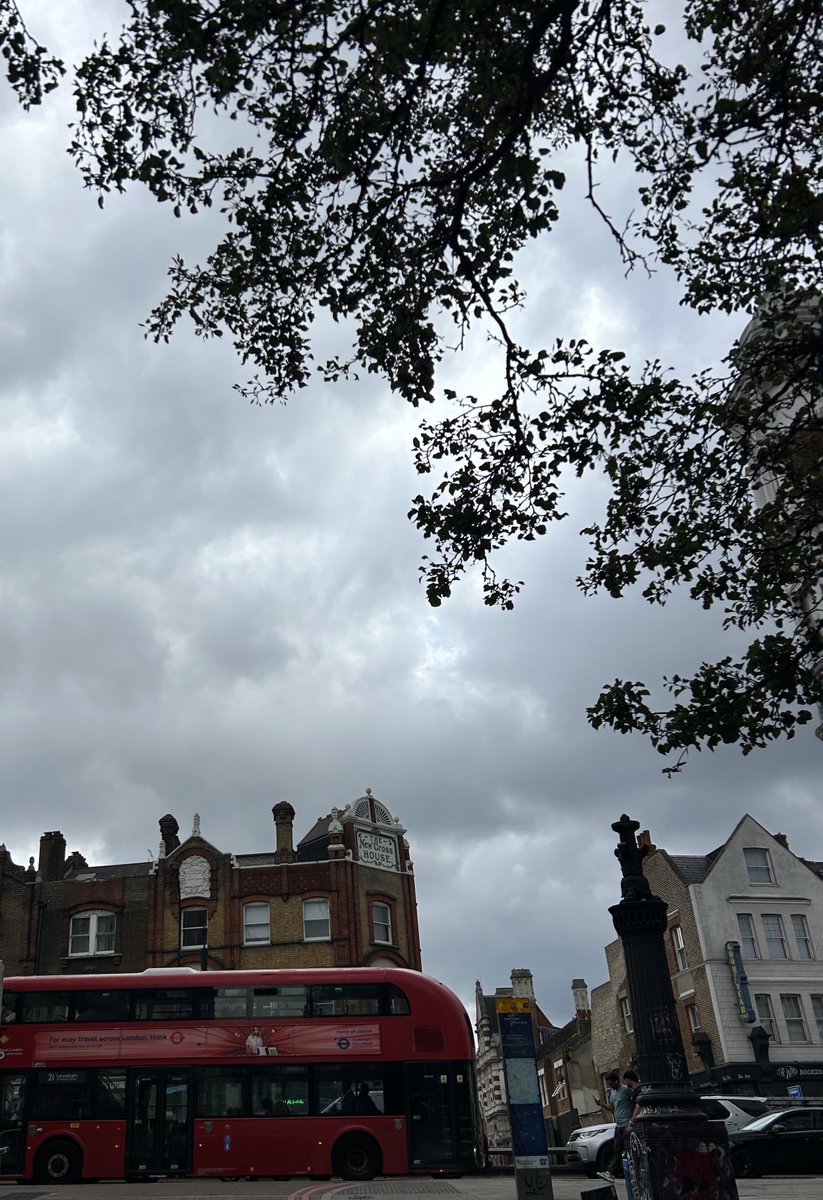 「今日のスタジオ作業進捗。ロンドン打って変わって曇天模様21℃天国のようなスタジオ」|𝖸𝗈 𝖮𝗄𝖺𝖽𝖺のイラスト