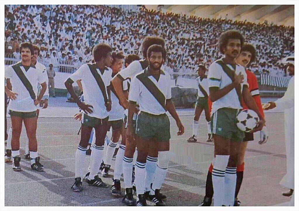 منذ زمن طويل والأهلي رائد في الأفكار الخلاقة في تقديم قمصانه ، بل أن ما كان يظهر به #الأهلي زمان أصبحت الأندية الأخرى تقلده الآن
اليوم التاريخ يعيد نفسه ، قمصان تنهل من عبق الماضي الجميل والحاضر المشرف
بقي التسويق الناجح وزيادة أماكن البيع والمتاجر ليحصل المشجع على ما يريد بسهولة