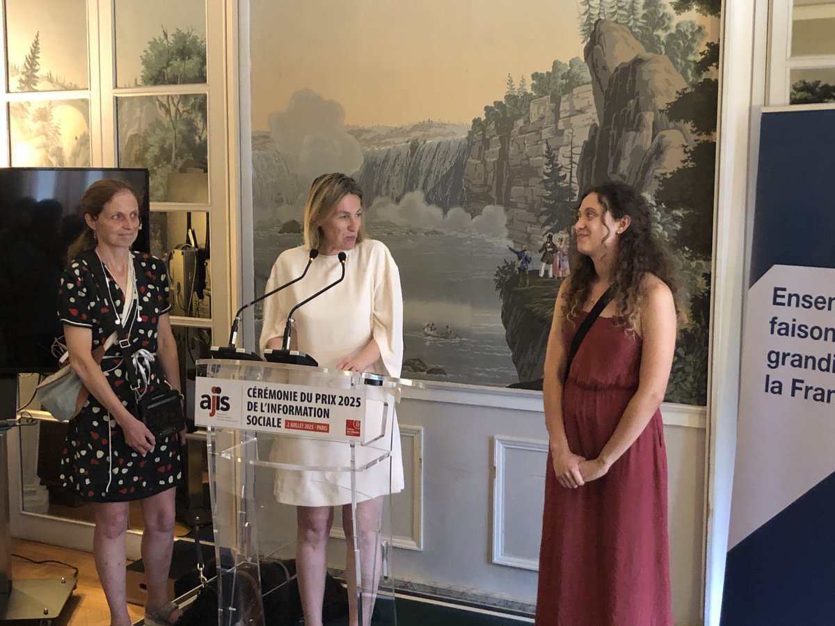 assoajis's tweet image. La ministre du travail et de l'emploi @AstridPanosyan 
a remis le prix de l'information sociale à @AlifatSolene, étudiante à l'@IPJdauphine et alternante à @LEXPRESS, pour son reportage audio « À la recherche de la #voix perdue », sur la santé vocale des #enseignants