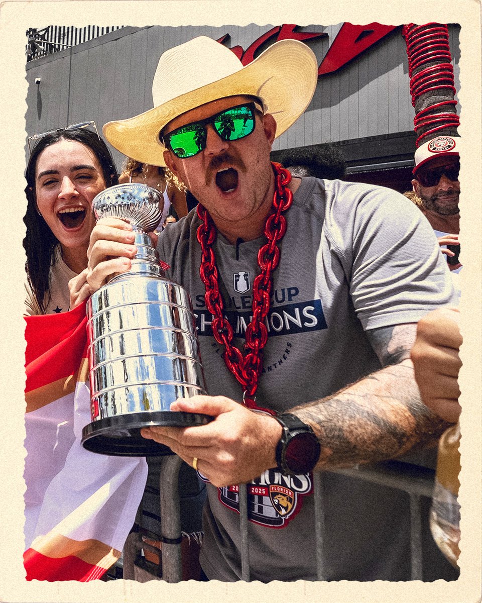 FlaTeamShop's tweet image. Greetings from A1A ☀️🌴
Check out our favorite fan style from the parade!
🏷️ » flapanthers.co/new