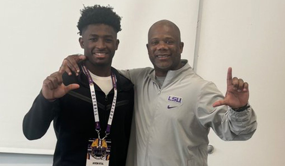LSU offer 'every kid’s dream' says Javon Vital Jr.

At 5-foot-9 and 170 pounds, Javon Vital is not the biggest guy in the world, but he has quickly become one of the biggest sleeper athletes in the country.

The STORY ($) ➡️  tigerbait.com/s/7342/lsu-off…