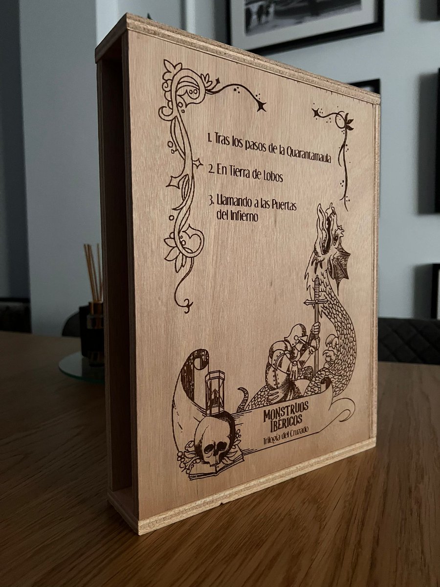 Infinity Collection realizará en madera y a mano una de las grandes recompensas que tendrá Monstruos Ibéricos 3. Será una caja exclusiva, para poder recopilar los 3 tomos. Gracias a ellos, por estar en esta última aventura. Ya podéis seguir el proyecto en vkm.is/monstruosiberi…