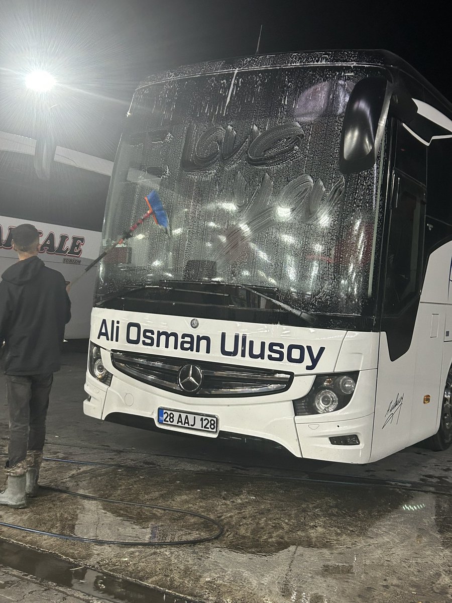 İç Ses : Salak. Aşık olduğunu belli etme
Dış Ses : Tamam…