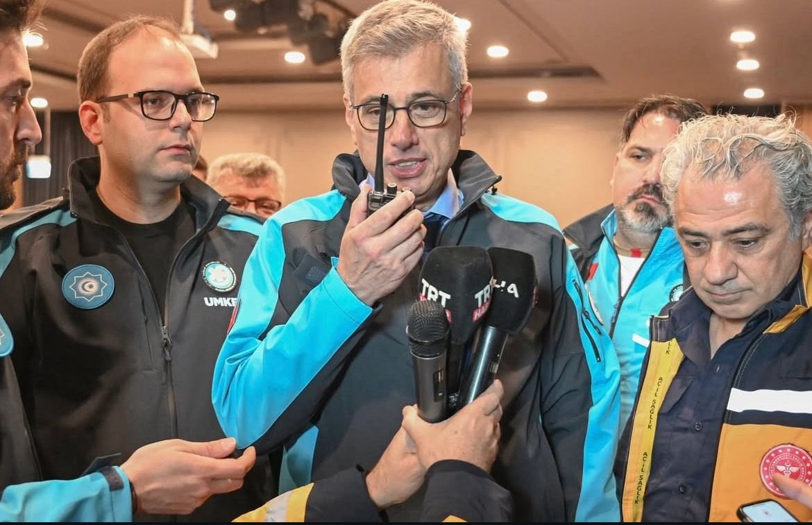 Sağlık sistemimizin afetlere karşı dayanıklılığı güçleniyor.
“Hastane Eşleşmesi Deprem Tatbikatı”, Sağlık Bakanımız Prof. Dr. Kemal Memişoğlu’nun katılımıyla İstanbul’da yapıldı. İzolatörlü ve depreme dayanıklı sağlık tesislerimiz afet ve acil durumlara karşı eğitimli ve