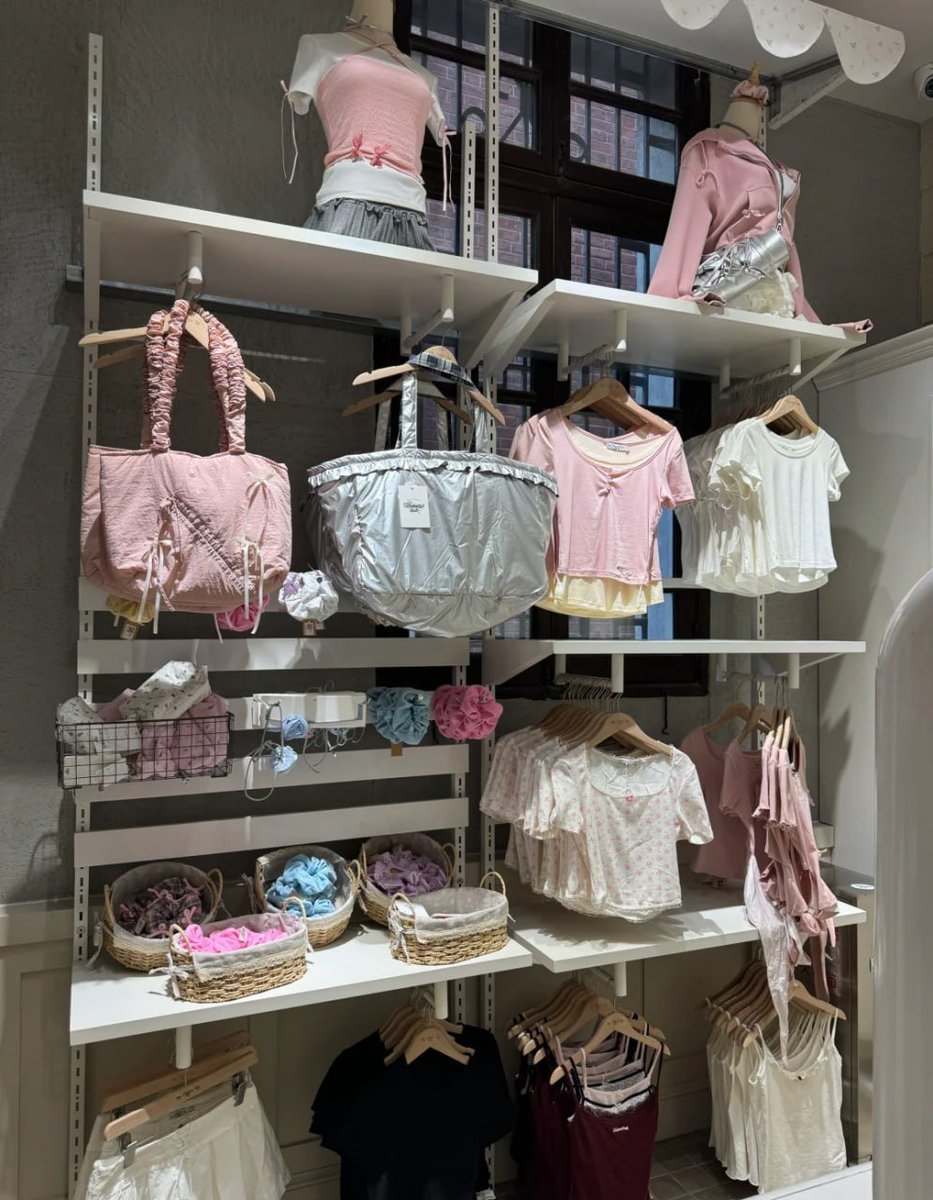 fdesigne98's tweet photo. The price is also very affordable and not expensive
And! No one will follow you when you go shopping
You can choose your clothes boldly and try them on in the fitting room on the second floor.😍😇 https://t.co/hBwuonGFq8