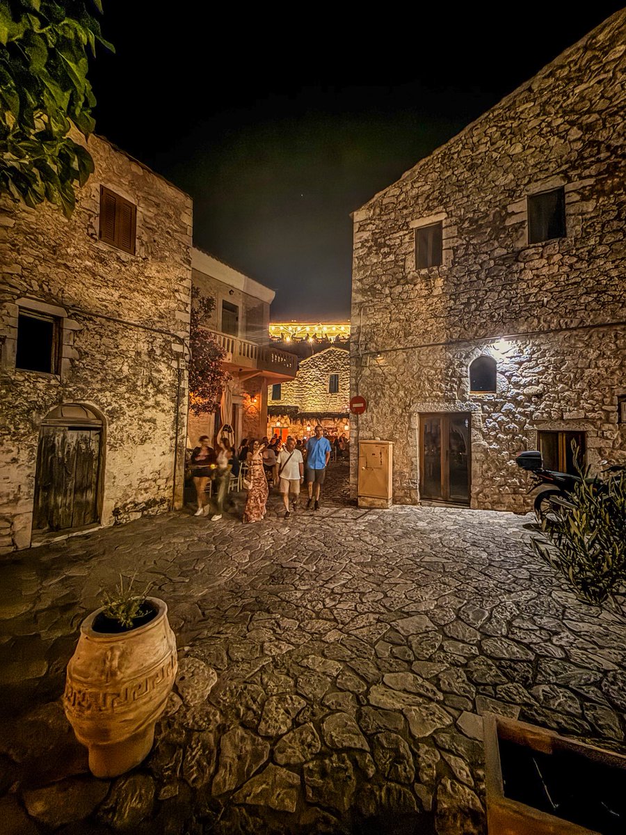 Ας ελπίσουμε ότι θα κάνουν κάθε δυνατή προσπάθεια να σβήσουν όλες οι πυρκαγιές....για τους Πυροσβέστες αυτό είναι σίγουρο....καλό σας βράδυ....απελπισία....