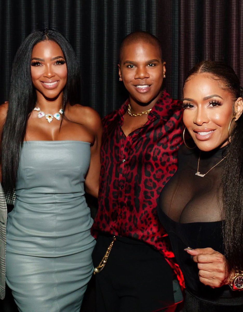 archivesofwill's tweet image. 90s fine, forever iconic. @KenyaMoore in @RICKOWENSONLINE — Styled By Me. 👸🏾🩵

#ArchivesofWill #JoinTheArchive #LuxuryFashion #ExternalLuxe