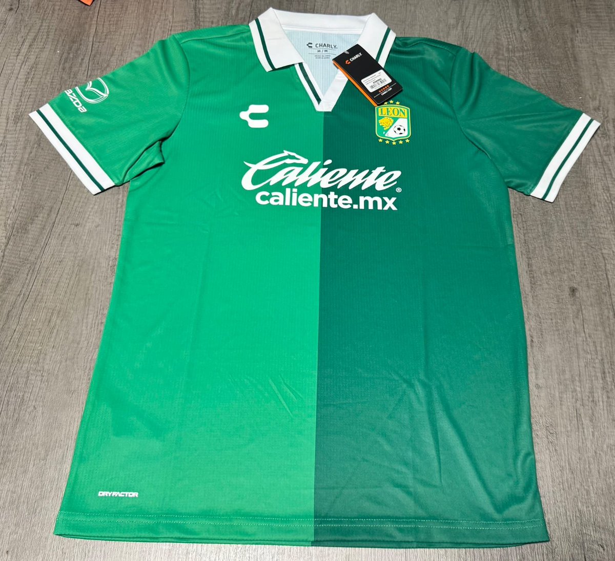 👕 JERSEY FILTRADA »

Esta sería la camiseta que el Club León habría utilizado en el Mundial de Clubes 2025.

Diseño sobrio con dos tonos de verde divididos verticalmente, cuello tipo polo blanco con detalles en verde, mismo estilo en las mangas. El patrocinador principal es