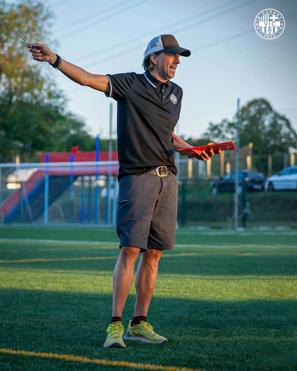 🤝 Mati Carrillo s’incorpora com a nou director esportiu dels sèniors femenins i assumeix la coordinació del futbol base femení.

✅ Reforcem el projecte per a fer créixer el nostre futbol femení des de la base fins al primer equip.

#SomUEVic 🔴⚪