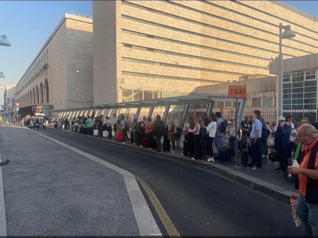 AndreaGiuricin's tweet photo. Anche oggi una coda pazzesca per #turisti e cittadini a Roma Termini per aspettare un #taxi.
Bisogna fare subito la riforma del settore (come propongo nel referendum) per sbloccare una situazione davvero incredibile. https://t.co/BDtEvQXht4