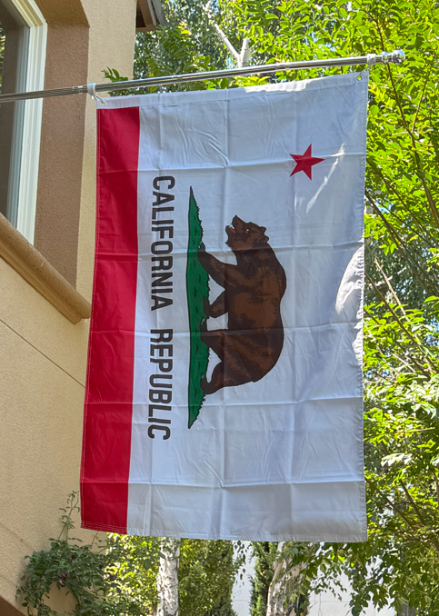ajlimberis's tweet photo. Today I #raisethebear
This Independence Day, I fly the California Flag as I #raisethebear as my statement of freedom and resistance to the authoritarian policies emerging from our federal government.

https://t.co/WluKqP12hE https://t.co/DaSbk8IlFN