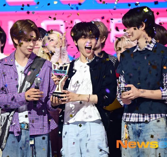 marshmalluvity's tweet photo. they are always grateful for us and uplift us in every opportunity they get, congratulations on this music show win. my vity๐
#CRAVITY7thWin
#SetNetG02ndWin https://t.co/001lwSfheR
