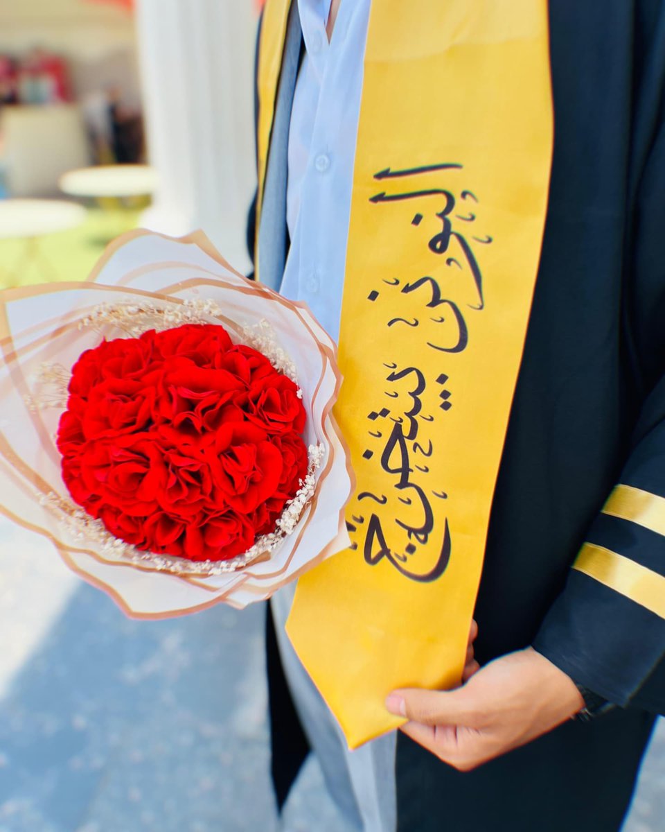 Harry77z's tweet photo. cheers to new beginnings 🥂🎓 https://t.co/X87nD2aj9d
