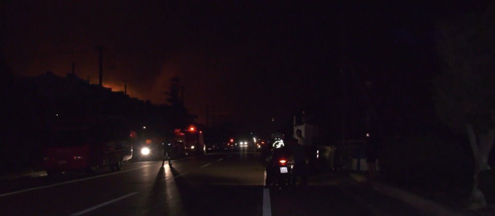 Live pictures from state TV of wildfire on the southern coast of Crete where homes and hotels have been evacuated. 

#Greece