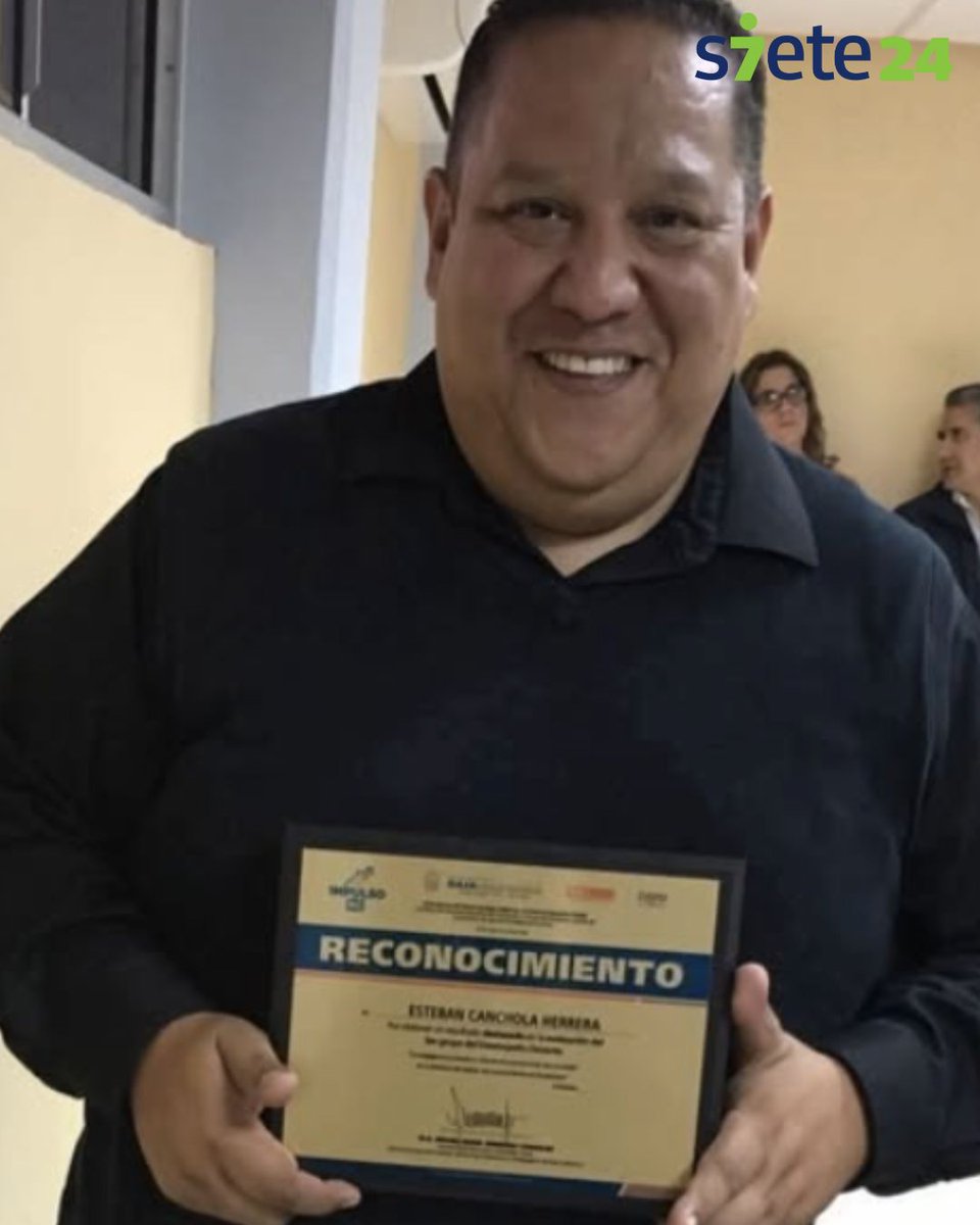 Siete24M's tweet photo. #JusticiaParaEsteban🔴 ¿Y si mañana fuera tu maestro? 🧑‍🏫Esteban Canchola, docente con 25 años de servicio, enfrenta prisión por la muerte de un alumno… aunque siguió el protocolo escolar. ➡️ ¿Qué está pasando con la justicia para los maestros en México? 🧵 Abro #Hilo 
-
#TodosConEsteban #JusticiaParaElMaestroEsteban #EstebanEsInocente  @davidtuiran @GustavoMacalpin @DimeFred2