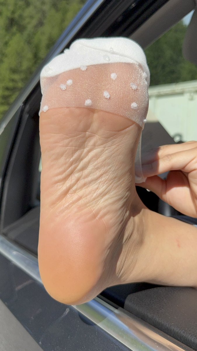 Wenn die Socke rutscht…
Und du vergisst plötzlich zu atmen.
Barfuß ist die Endstufe.

#sohlen #barfuß #sockenfetisch #fußgöttin #fußfetisch #dominanz #nylon 

<a href="/user385u/">RT Femdom & Feet models</a> 
<a href="/rt_feet/">Feet RT PROMO 💯K</a> 
<a href="/1rt3k/">RTsub (20.0 k) (check pinned tweet please)</a>