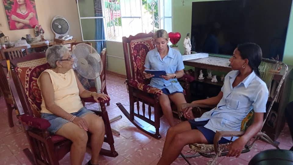 ➡️ Evaluación externa carrera de Enfermería 
➡️Sede Filial de Ciencias Médicas de Mayarí.
➡️Estudiantes de 4to año CRD de Licenciatura en #Enfermería realizan  visita domiciliaria: CMF #12 
➡️Por la atención y el cuidado: #SíAcreditamos