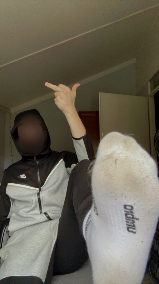 Repost for the full video! 😈👟
You’ve got 48 hours!!⏳

#findom #findomnl #kiff #kiffeur #chundai #tracksuit