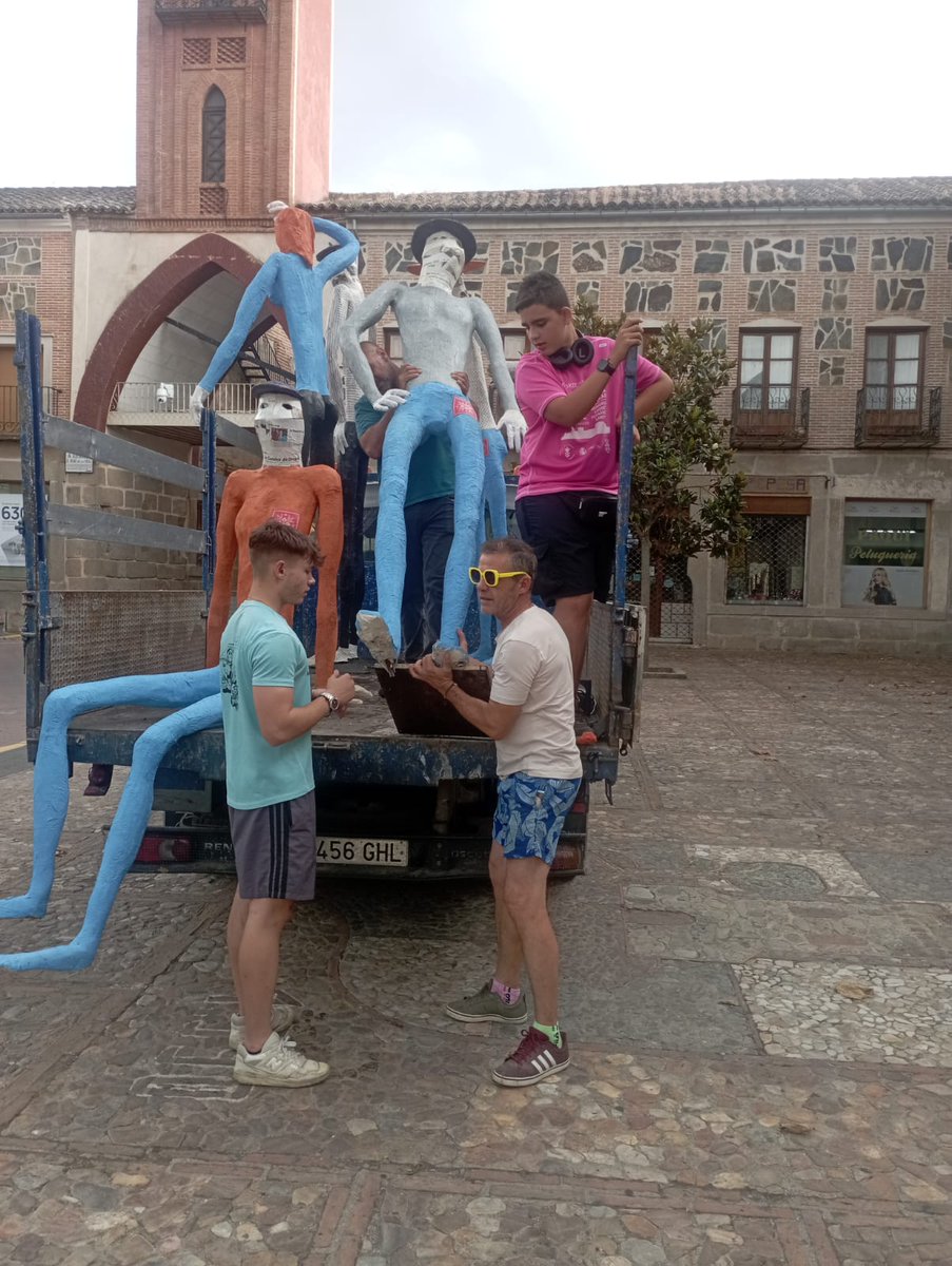 Gracias, voluntarios, por hacer posible Noctívagos. Este certamen no sería posible sin vuestra implicación. 

🫵 ¿Te gustaría formar parte de esta gran familia o sumarte como colaborador en próximas ediciones?

#Noctívagos2025 #TeatroEnLaCalle