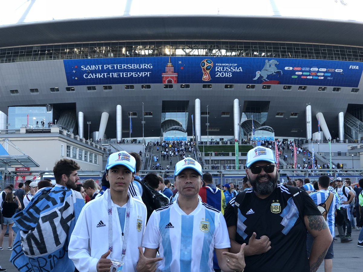 Mi amigo el Boty salió bien de la operación. Vamos a la barra vamos a tomar un champán que el boti me va invitar, el Colo lo va a pagar. La jermu le va a pegar 🎶