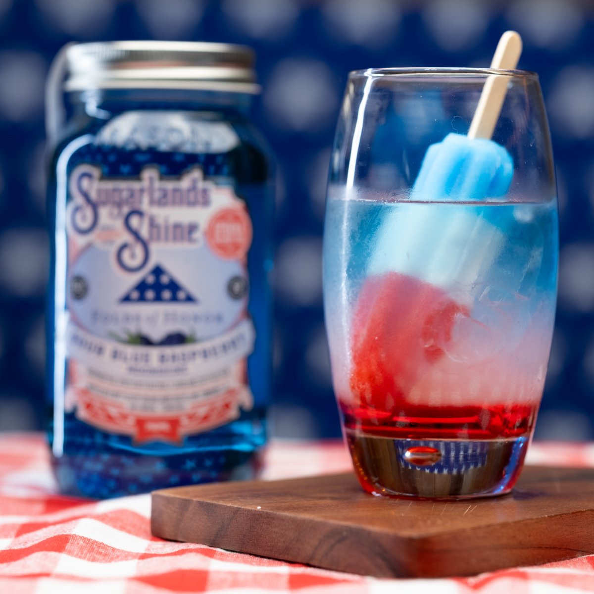 #WTDW Red White &amp; Booze 🇺🇸

Combine in a glass with ice: 
🇺🇸 1.5 oz. Folds of Honor Sour Blue Raspberry Moonshine
🇺🇸 3 oz. Grenadine 
🇺🇸 1.5 oz. Club Soda 
🇺🇸 3 oz. Lemonade 
🇺🇸 Garnish with Rocket Pop 

#SipsUp 

#SugarlandsShine #Moonshine #CocktailRecipe #Recipe