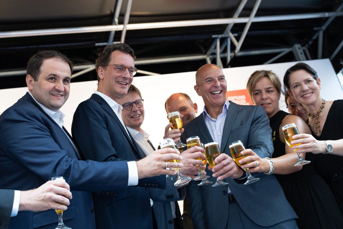 mbeimnrw's tweet image. Das große Sommerfest der @NRWinEU war mit über 1000 Gästen aus Politik, Wirtschaft & Zivilgesellschaft sowie der Partnerregion Westfalen erneut ein voller Erfolg. „Ein starker Beleg dafür, dass #NRW in der europäischen Hauptstadt seinen festen Platz hat“, so Minister @n_liminski.