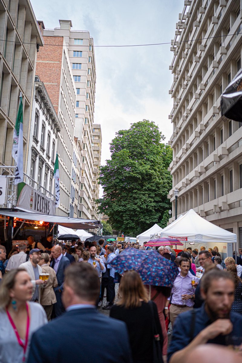 mbeimnrw's tweet image. Das große Sommerfest der @NRWinEU war mit über 1000 Gästen aus Politik, Wirtschaft & Zivilgesellschaft sowie der Partnerregion Westfalen erneut ein voller Erfolg. „Ein starker Beleg dafür, dass #NRW in der europäischen Hauptstadt seinen festen Platz hat“, so Minister @n_liminski.
