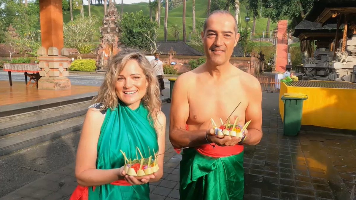 Hui viatgem amb <a href="/ValenciansMonAP/">Valencians al món</a> a l'illa més famosa d'Indonèsia, Bali. Descobrirem els seus exòtics paisatges i el luxe dels seus temples orientals en un programa que és una delícia per als sentits.
Queda't a descobrir-ho amb <a href="/mjberbegall/">María José Berbegall</a>!
📺Comencem! web.apunt.es/-TV