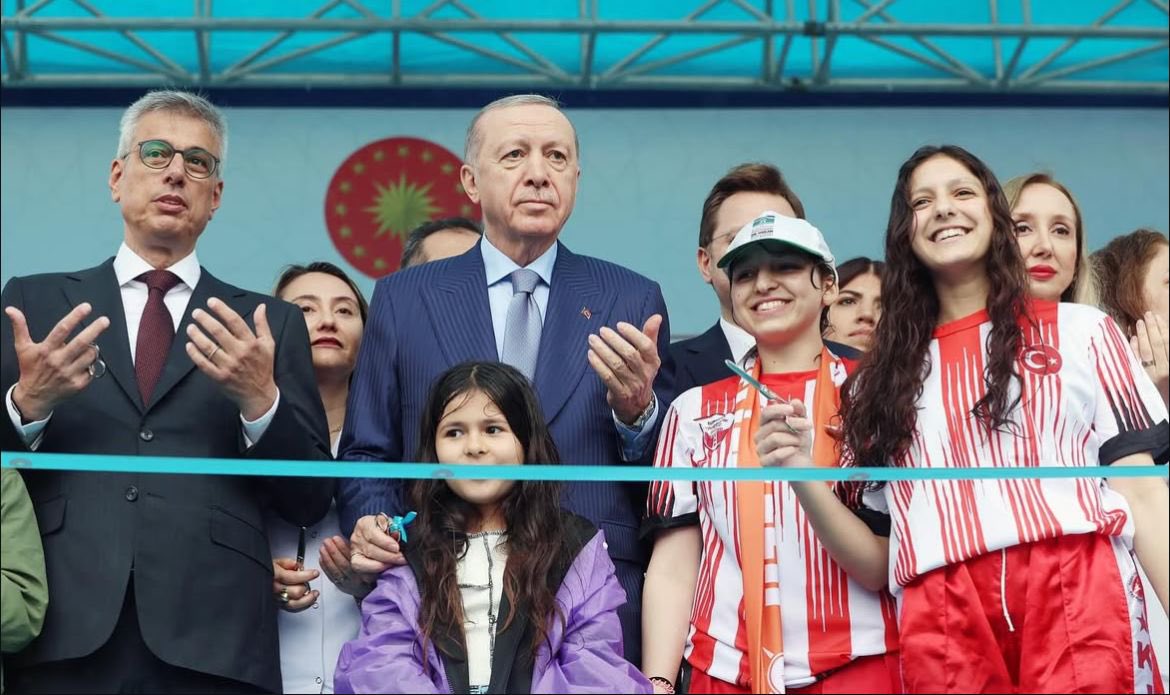 Medeniyetimizin göz bebeği İstanbul'umuzda Avrupa’nın en büyüğü ünvanına sahip Bahçelievler Fizik Tedavi ve Rehabilitasyon Eğitim ve Araştırma Hastanesi hizmete açıldı.
🏥 705 yatak
📍 102.460 m² alan
🔬 Yüksek teknolojili donanım

#SağlıklıTürkiyeYüzyılı 🇹🇷
