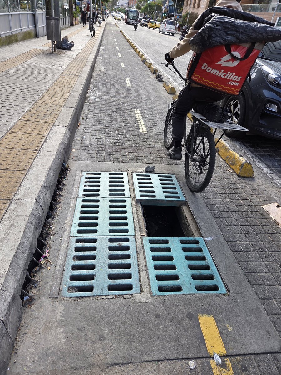 NdeFranciscoG's tweet image. ❌️❌️ ¿Será que alguien de la Alcaldía y del concejo es tan amable y le pone la tapa a esta TRAMPA en medio de la cicloruta de la 85 abajo de la 11? ¡gracias! Y que pena pedirles que hagan su trabajo. @SectorMovilidad @DadepBogota @AlcaldChapinero @JD_Quinteror