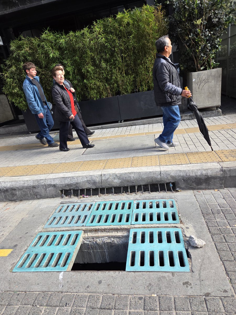 NdeFranciscoG's tweet image. ❌️❌️ ¿Será que alguien de la Alcaldía y del concejo es tan amable y le pone la tapa a esta TRAMPA en medio de la cicloruta de la 85 abajo de la 11? ¡gracias! Y que pena pedirles que hagan su trabajo. @SectorMovilidad @DadepBogota @AlcaldChapinero @JD_Quinteror