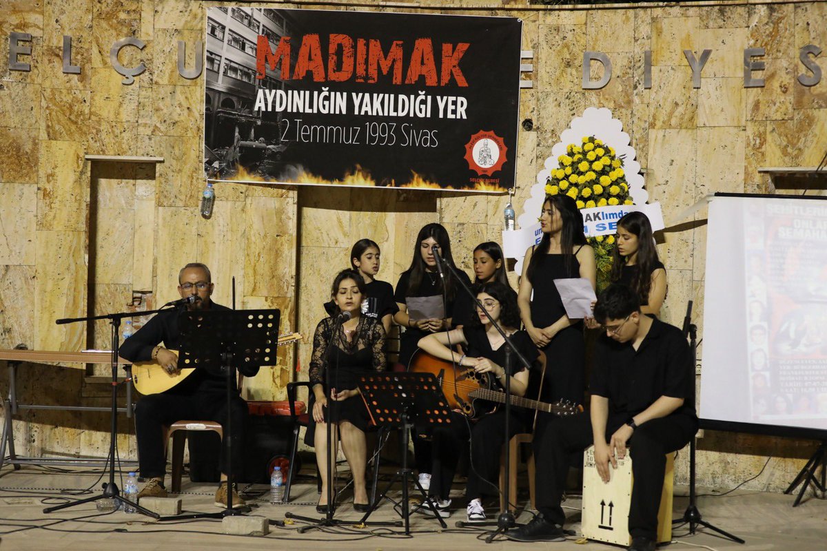 Madımak'ta kalem tutan elleri yaktılar.
Saz çalan parmakları yaktılar Madımak'ta. 
Türkü yakan yürekleri yaktılar Madımak'ta... 
32 yıl önce Madımak'ta kapkara dumanların ışıklarını söndüremediği aydınlarımızı saygıyla anıyoruz.

#madımak #madımakkatliamı #sivaskatliamı 
#2Temmuz