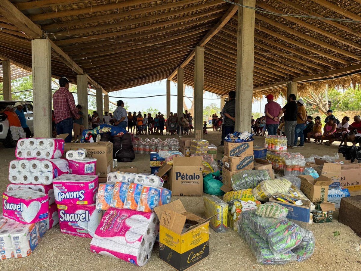 OaxCl93121's tweet photo. Organizaciones que integran la UNAPO, a 12 días de la tragedia ocasionada por el paso del huracán "Erick", muestran su solidaridad con familias de la colonia UCIDEBACC, en Pinotepa Nacionsl, donde entregan un apoyo en víveres así como una aportación económica simbólica. @GobOax https://t.co/diSmTba40c