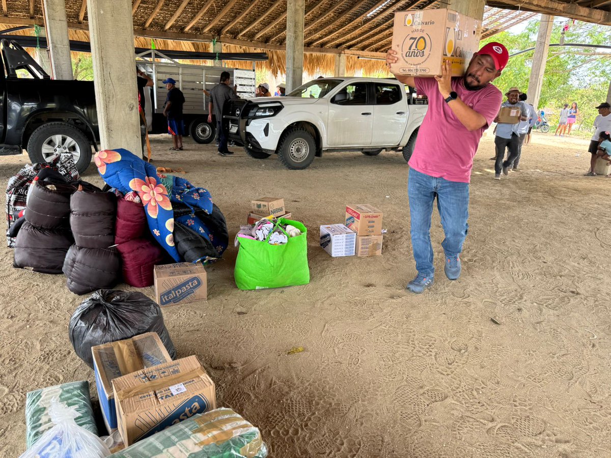 OaxCl93121's tweet photo. Organizaciones que integran la UNAPO, a 12 días de la tragedia ocasionada por el paso del huracán "Erick", muestran su solidaridad con familias de la colonia UCIDEBACC, en Pinotepa Nacionsl, donde entregan un apoyo en víveres así como una aportación económica simbólica. @GobOax https://t.co/diSmTba40c