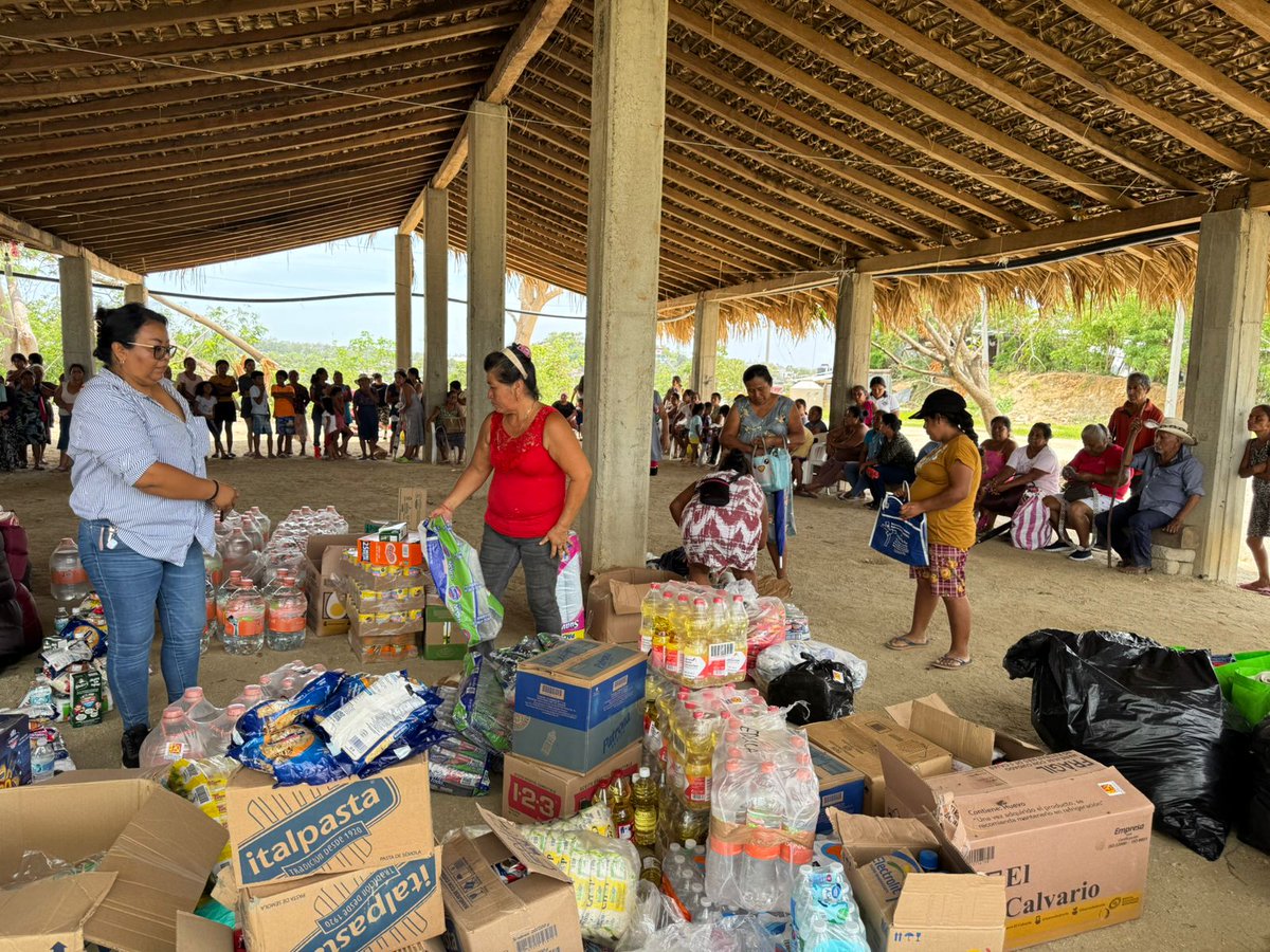 OaxCl93121's tweet photo. Organizaciones que integran la UNAPO, a 12 días de la tragedia ocasionada por el paso del huracán "Erick", muestran su solidaridad con familias de la colonia UCIDEBACC, en Pinotepa Nacionsl, donde entregan un apoyo en víveres así como una aportación económica simbólica. @GobOax https://t.co/diSmTba40c